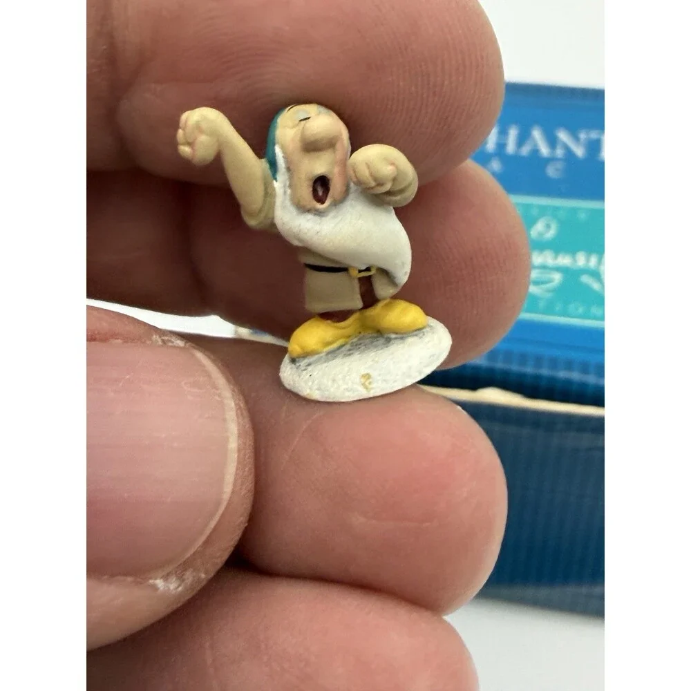 WDCC Enchanted Places Sleepy Dwarf Miniature Disney's Snow White Box Figurine